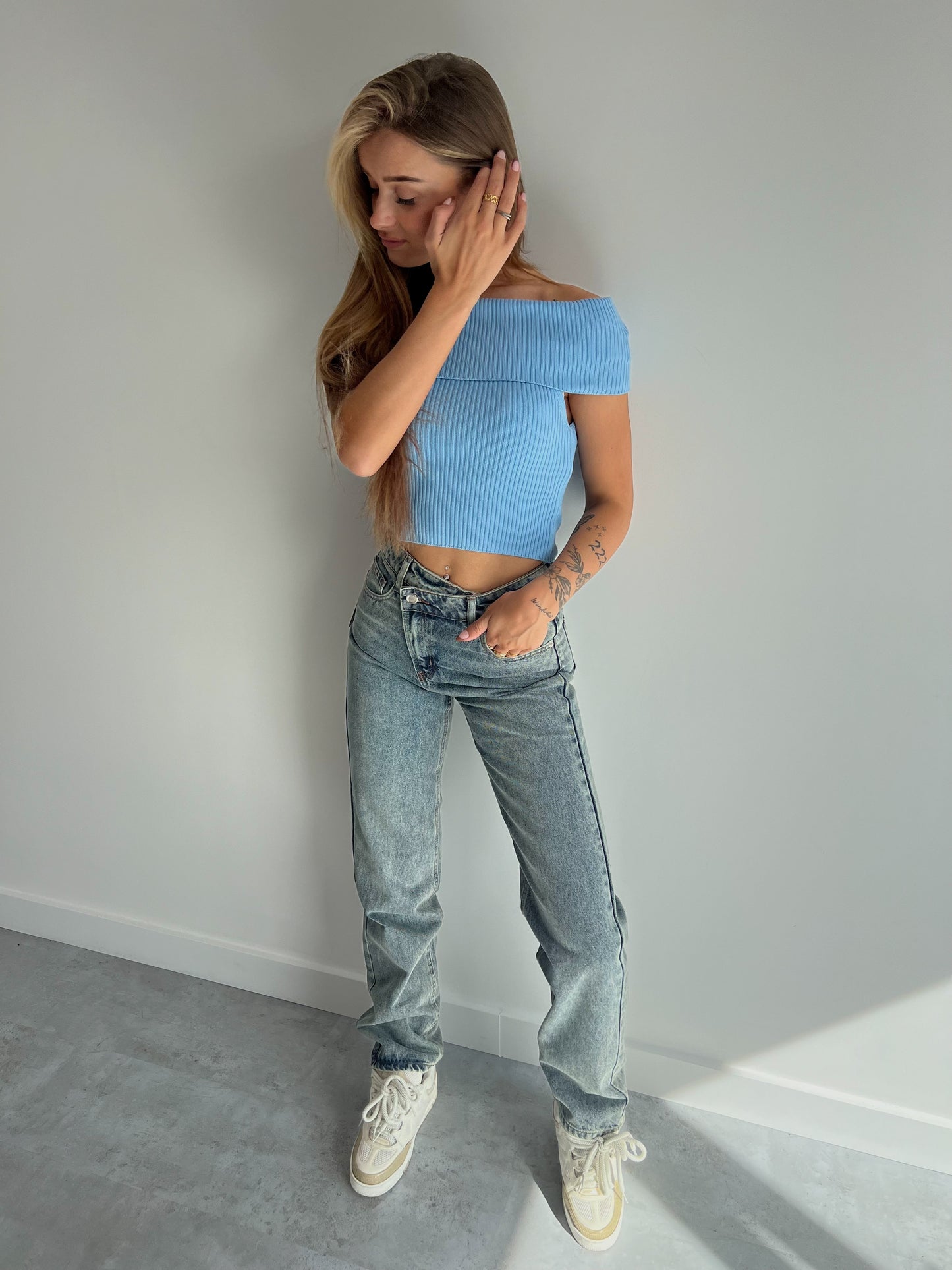 1083 ASYMMETRIC JEANS