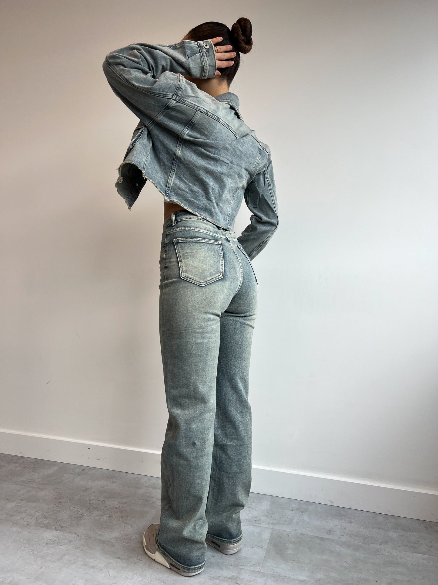 STRETCHY VINTAGE WASH JEANS