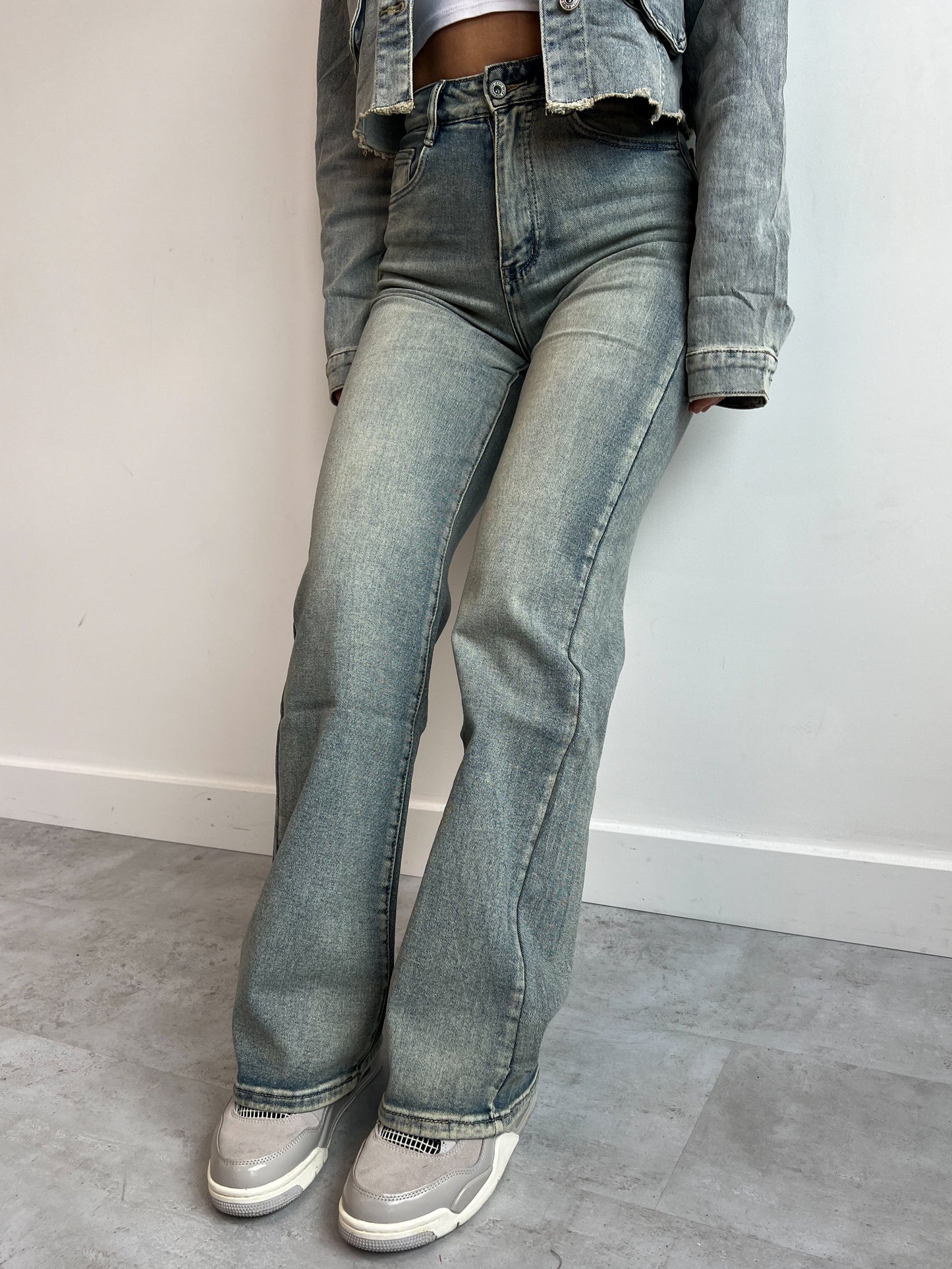 STRETCHY VINTAGE WASH JEANS