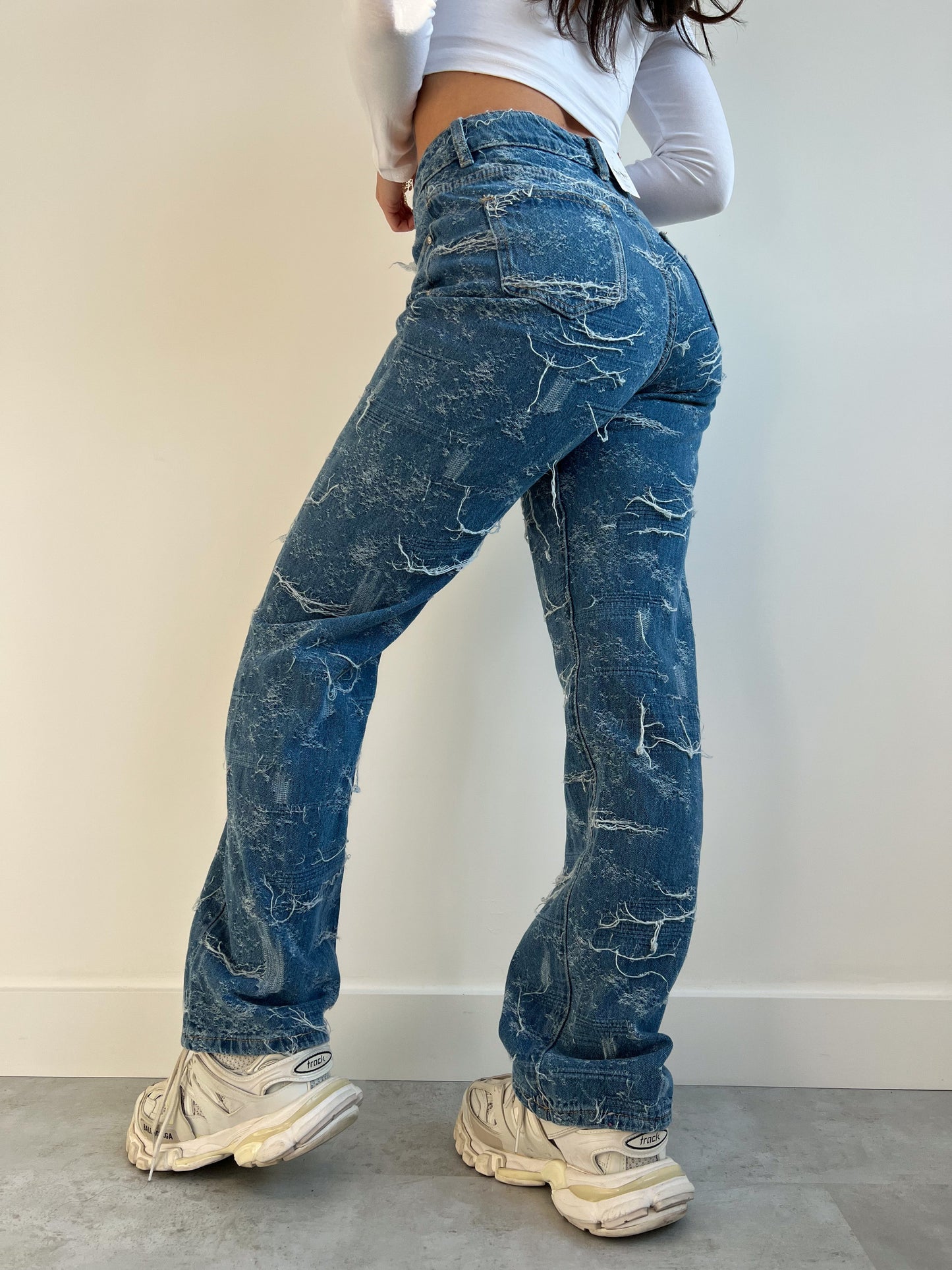 ALL OVER DISTRESSED JEANS