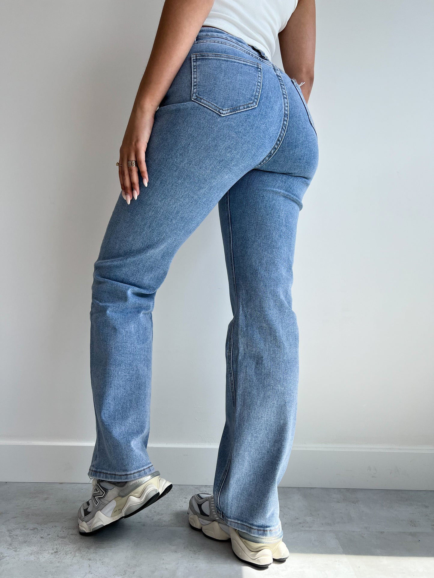 BASIC STRETCH STRAIGHT JEANS